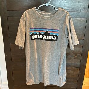 Boys Patagonia Logo T-shirt – Size L (12)